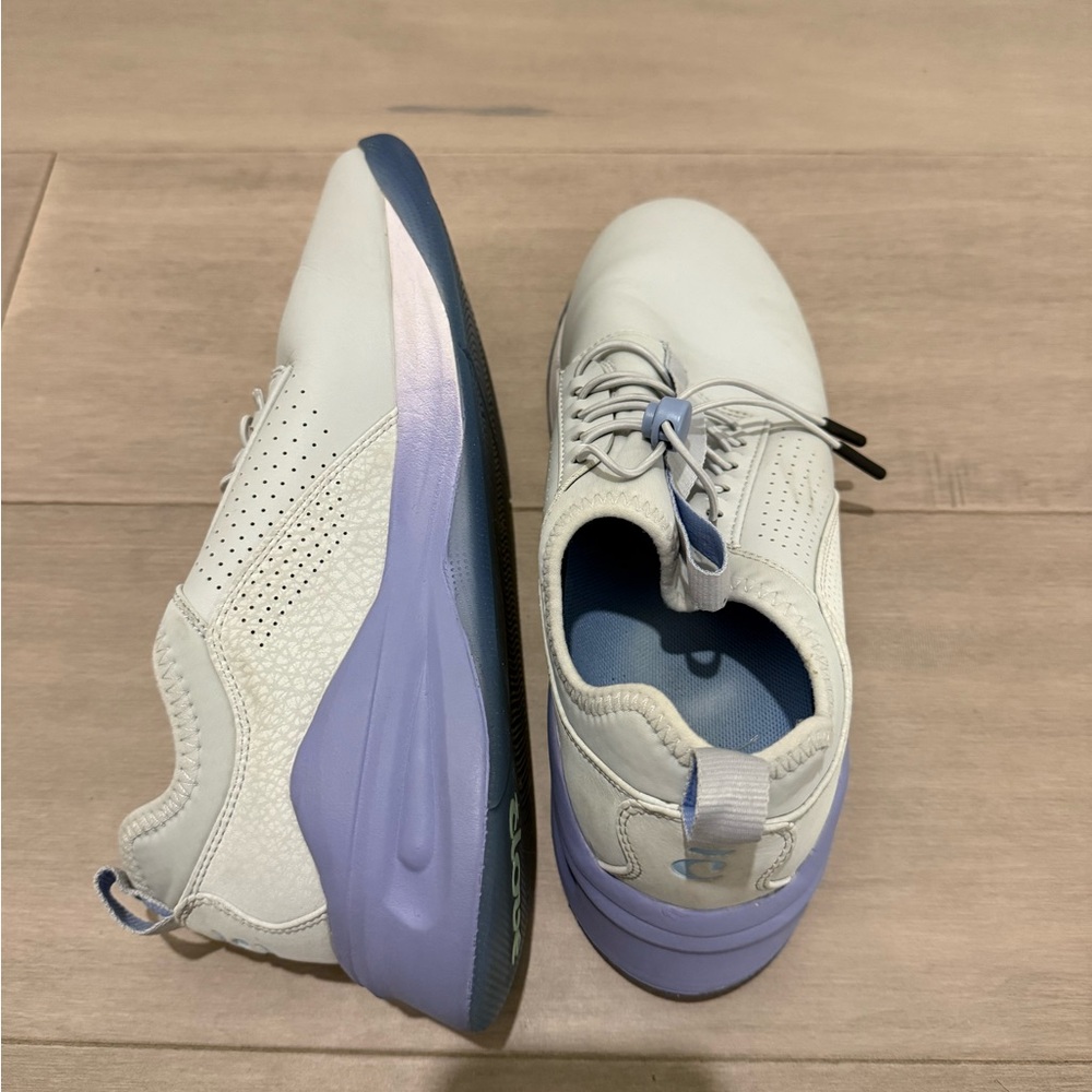Cloves waterproof shoes for healthcare workers